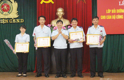 TS. Nguyễn Phi Hùng, Cục trưởng Cục điều tra chống buôn lậu, Tổng cục Hải quan trao Giấy khen cho các học viên có thành tích trong công tác quản lý lớp học.